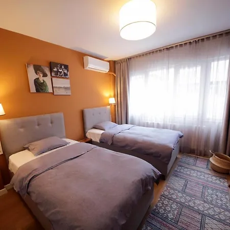 New Modern Flat- By Taksim Square بيت ضيافة *
